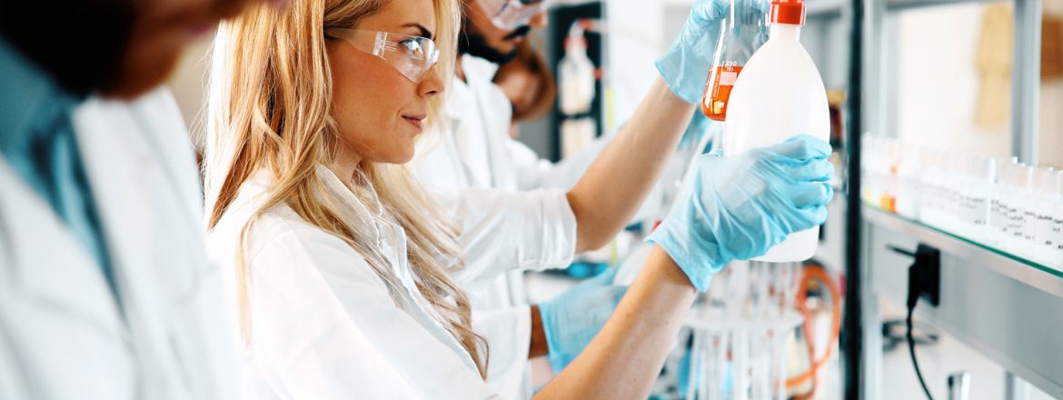 group-of-chemistry-students-working-in-laboratory-SZMEFR7.jpg